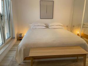 雅西Shi Ti Junior Suite的一间卧室配有一张大床和木凳