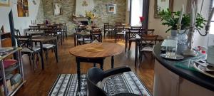 普卢巴拉内克洛奈瑞莱斯酒店的餐厅内带桌椅的房间