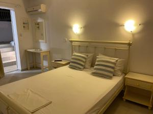 阿吉奥斯普罗科皮奥斯尼克莱塔一室公寓酒店的一间卧室配有一张大床和两个枕头