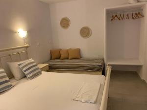 阿吉奥斯普罗科皮奥斯尼克莱塔一室公寓酒店的一间小房间,配有两张床和一张沙发
