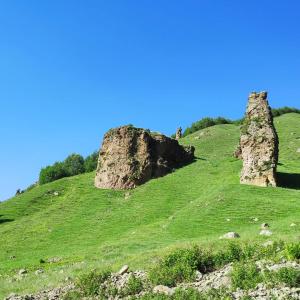 Gorists'ikheGreen Hostel的草山上的两个大型岩层