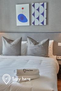 卡萨布兰卡Stayhere Casablanca - Palmier - Executive Residence的一张带白色床单和枕头的床