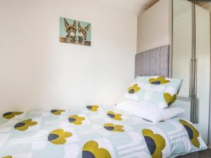 雷德鲁斯Hunrosa的一间卧室配有一张黄色和白色的被子。