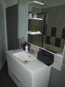 迪讷韦尔酒店的一间浴室