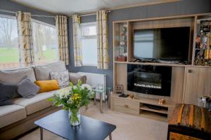 Billing Aquadrome Northampton lovely Waterside 2 Bedroom static holiday home Shemar的电视和/或娱乐中心