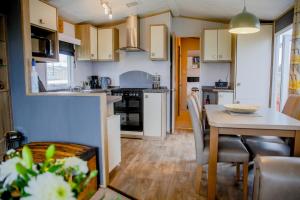 北安普敦Billing Aquadrome Northampton lovely Waterside 2 Bedroom static holiday home Shemar的相册照片