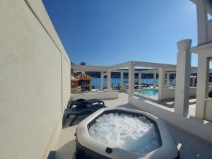 坎普尔Guesthouse Raffaello的房屋阳台的热水浴池
