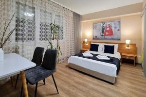 索普隆Wandorf 125 Apartman的卧室配有一张床和一张桌子及椅子
