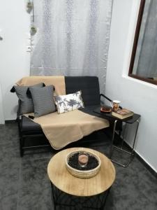佩里萨Comfortbnb -Sabbia Calda 8的客厅配有沙发和桌子