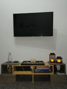 佩里萨Comfortbnb -Sabbia Calda 8的客厅配有桌子和平面电视