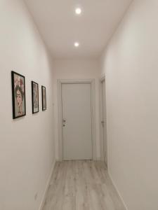 巴里Dimora Nalu的空房间拥有白色的墙壁和木地板