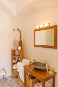 拉斯特粉色公寓的浴室设有水槽和墙上的镜子