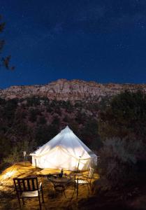 HildaleZion View Camping的山前带椅子的白色帐篷