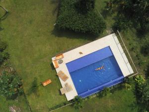 菲兰迪亚Tukawa Hotel的享有一个大型游泳池的顶部景色,游泳池里有人在水中