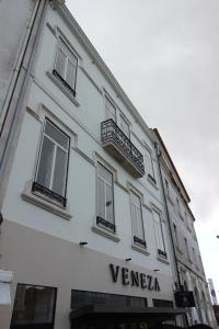阿威罗Venezapartments的白色的建筑,上面有文字