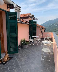 卡斯泰拉罗La Vista del Poggio的房屋内带桌椅的庭院