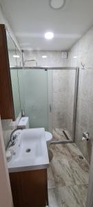 伊斯坦布尔Golden Tulip Suite Apart的带淋浴、盥洗盆和卫生间的浴室