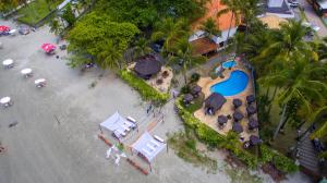 巴雷克萨巴芭乐格萨巴海滩酒店的享有带游泳池的度假村的空中景致