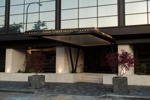 那不勒斯Gold Tower Lifestyle Hotel的一座建筑,上面有读神塔的标志