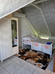 马罗尼河畔圣洛朗CHEZ VERVEINE的一间卧室配有双层床和镜子