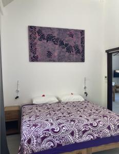 波拉波拉FARE ARIITEA的卧室配有一张挂在墙上的床铺