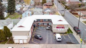 ColfaxSiesta Motel Colfax WA的汽车旅馆的顶部景色,停车场有车辆停放