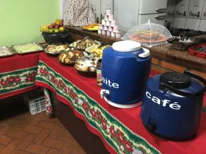 特林达迪Recanto do Carreiro的一张带自助食物和甜点的餐桌