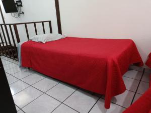 Nueva San SalvadorPinares de Tecla的一张床上的红色毯子,放在一个房间里