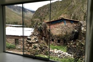 奥兰太坦波APARMENT SAMANA HOUSE OLLANTAYTAMBO的从窗户可欣赏到建筑的景色