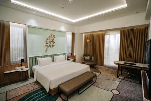 Luwansa Hotel and Convention Center Manado客房内的一张或多张床位