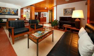 洛斯·亚诺斯·德·阿里丹爱登酒店的客厅配有沙发和桌子