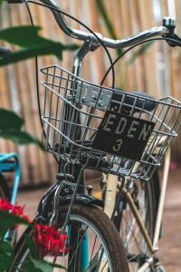 吉利特拉旺安Eden Eco Resort的自行车上的篮子,上面有标志