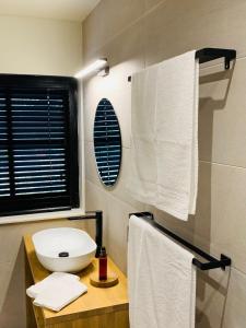 Lo-ReningeVakantievilla Leonie的浴室配有白色水槽和毛巾