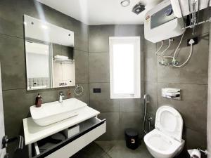 古尔冈BedChambers Serviced Apartments - Cyber City的一间带水槽和卫生间的浴室