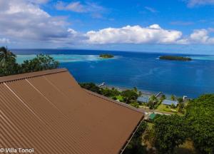 乌图罗阿Villa Tonoï的从房子的屋顶上可欣赏到海景