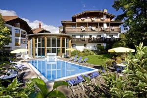 因斯布鲁克波恩阿尔卑斯饭店的一座大房子,前面设有一个游泳池