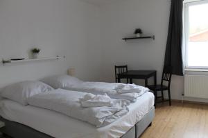 SüdbrookmerlandBoardinghouse Georgsheil的一间卧室配有带毛巾的床