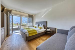 梅拉诺Auhof的一间卧室设有一张床和一个大窗户