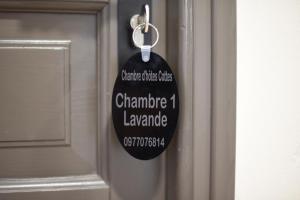 卡利昂Chambre d'hôtes Cottes的门上带有字眼的钥匙标签