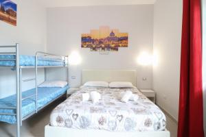 罗马Virtus Prestige - Rooms & Apartments的一间卧室配有一张床和一张双层床。