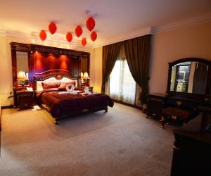 科威特会议中心和皇家套房酒店的一间卧室配有一张红色气球大床