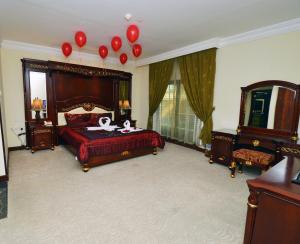 科威特会议中心和皇家套房酒店的一间卧室,床上配有红色气球床