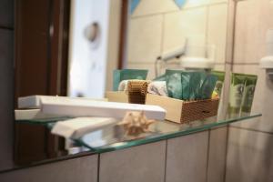 沃洛斯卡拉吉安尼酒店的一个带水槽和镜子的玻璃台面