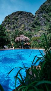 宁平姆瓦洞生态酒店（杭姆瓦）的一座山地风格的度假游泳池