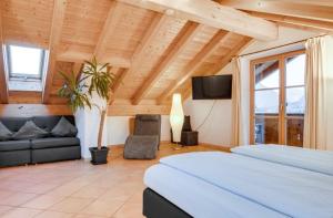 翁特拉梅尔高Ferienwohnung mit Bergblick的一间卧室配有一张床、一张沙发和一台电视。