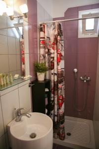沃洛斯卡拉吉安尼酒店的浴室配有淋浴帘和盥洗盆。