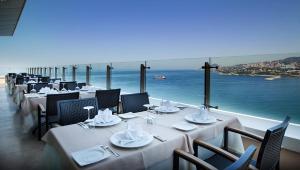宗古尔达克宗古尔达克德德曼酒店的一间带桌椅的海景餐厅