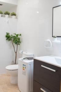 安波拉Netania的白色的浴室设有卫生间和水槽。