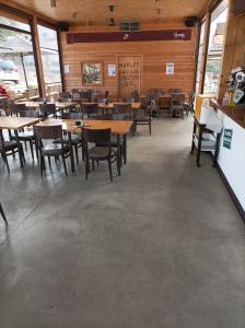 拉齐塞La pacheca的用餐室配有木桌和椅子