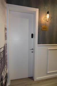 海法Luxury Room Bahai's Garden的一间有标志的房间的白色门